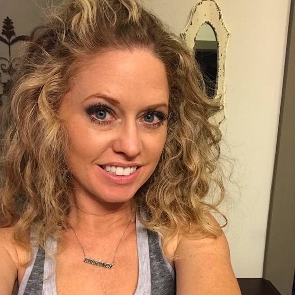 Meet your Posher, Courtney - Picture 3 of 5